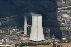 Litvínovská chemička hoří. Podívejte se na záběry z letadla