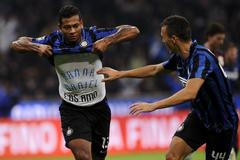 Freddy Guarin a Ivan Perišič slaví branku Interu do sítě AC