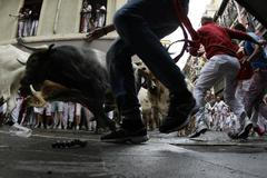 Foto: Dramatické okamžiky při běhu býků v Pamploně