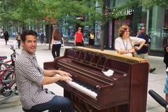 Američan cestuje s klavírem