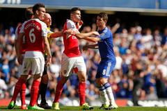 Čech s Arsenalem přijel na Stamford Bridge: Šárvátky a karetní show