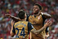 Chuba Akpom a Hector Bellerin se radují z branky v přípravě