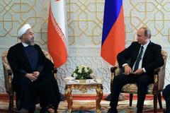 Vladimir Putin a íránský prezident Hasan Rúhání na summitu v Dušanbe.