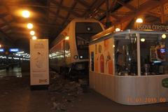 Foto: Na nádraží v Praze nedobrzdil vlak, vjel do nástupiště