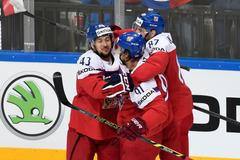 MS 2015, Česko-Finsko: česká radost, vlevo střelec gólu na 1:0 Jan Kovář (43)