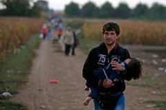 Běženci mění směr. Kukuřičnými poli míří do Chorvatska