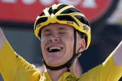 Chris Froome se raduje v cíli 10. etapy Tour de France 2015