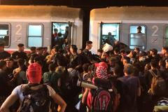 Uprchlíci bojují o místo ve vlaku do Záhřebu