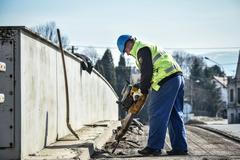 Dopravní omezení, oprava silnice, silničáři, ilustrační foto.