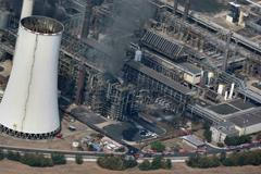 Foto: Chemičkou otřásl výbuch. Požár hasiči zvládli