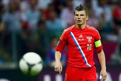 Ruský fotbalista Andrej Aršavin sleduje míč v utkání skupiny A s Řeckem na Euru 2012