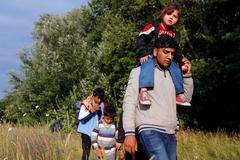 Běženci po přechodu srbsko-maďarské hranice u města Asotthalom