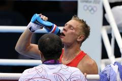 Český boxer Zdeněk Chládek bojuje v kategorii do 64 kg s Mongolem Munch-Erdene Urančimegem na OH 2012 v Londýně.