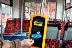 Bezkontaktní platba kartou v liberecké MHD.