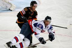 Patrick Hager a Jozef Stümpel bojují o puk na MS 2013