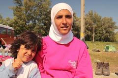 Rozdělení uprchlíci hledají příbuzné přes zprávy na kartonech