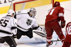 Patrik Bartošák v utkání NHL v dresu Los Angeles Kings