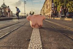 Všichni si chtějí na prsa sáhnout, říká autorka kampaně proti rakovině