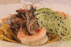 Grilované tygří krevety a šafránové špagety si můžete jednoduše udělat i doma