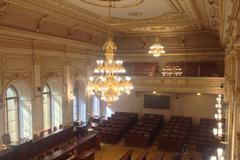 Skleněná stěna na galerii pro hosty v jednacím sále Sněmovny