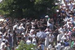 Při pietním aktu v Srebrenici lidé napadli srbského premiéra