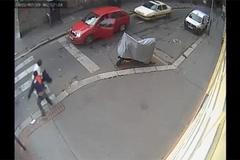 Drzý lupič přepadl v Praze ženu za bílého dne. Poznáte ho?