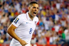 Zlatý pohár, USA - Haiti: Clint Dempsey z USA slaví gól