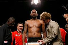 Americký boxer těžké váhy Tony Thompson pózuje během vážení ve švýcarském Bernu den před utkáním s Ukrajince Vladimirem Kličkem.