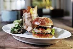 Tip na domácí burger: Do masa přidejte kostku másla