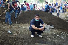 V Gruzii pomáhá tisíce mladých při odklízení trosek po záplavách