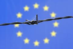 Běženci po přechodu srbsko-maďarské hranice u města Asotthalom