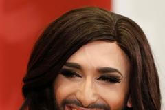 Conchita Wurst na tiskové konferenci ve Vídni