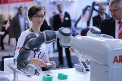 První robot v Česku se jmenuje YuMi, představila ho firma ABB