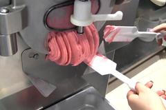 Jak to vypadá, kdy se zmrzlina vyrábí ručně? Podívejte se