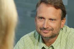 Ekonomika je postavená na lži, lékař je motivován k léčení, ne k uzdravení, říká duchovní průvodce