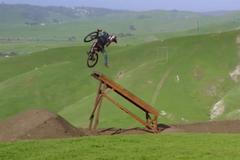 Fascinující jízda na kole v jednom záběru