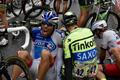 Pinot (FDJ) při jednom z pádů v páté etapě Tour de France 2015