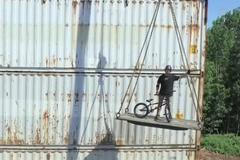 Biker si nechal postavit 12 metrů vysokou dráhu z lodních kontejnerů