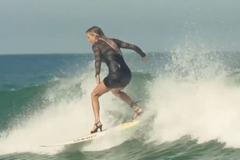 Surfařka projížděla vlny v koktejlkách a na podpatcích