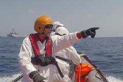 Záchranáři ve Středozemním moři hledají běžence z převrácené lodi