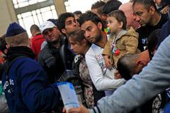 Uprchlíci opouštění maďarský tábor