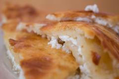 Domácí recept na sýrem plněnou placku z kynutého těsta