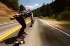 Američan se řítil na skateboardu rychlostí 112 km/h