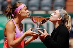 Lucie Šafářová a Bethanie Mattek-Sandsová ve finále French Open 2015