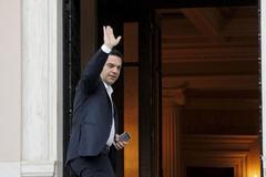 Řecký premiér Alexis Tsipras se vrací do své kanceláře