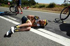 Hromadný pád cyklistů ve 3. etapě Tour de France 2015