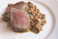 Ochutnejte vepřovou panenku s omáčkou z lišek