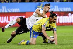 Švédsko - Rakousko: Rakušan Aleksandar Dragovic v souboji se Švédem Zlatanem Ibrahimovicem.