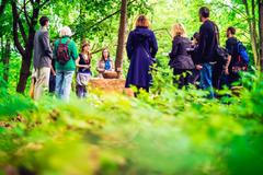 Pohřbíváme třeba k třešni, pod stromem jsme dělaly i piknik, říkají autorky projektu Ke kořenům