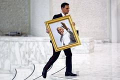 Papež František na obrazu ve Vatikánu.